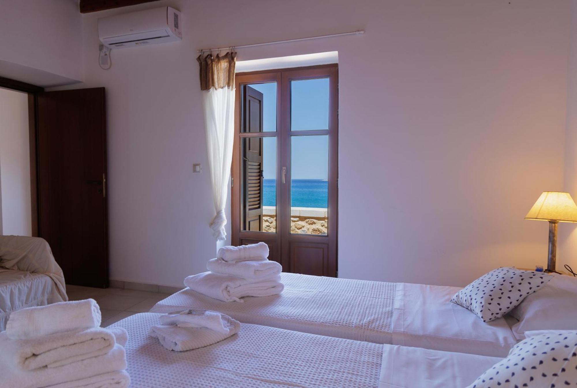 Sun Villa Néon Oítilon Buitenkant foto